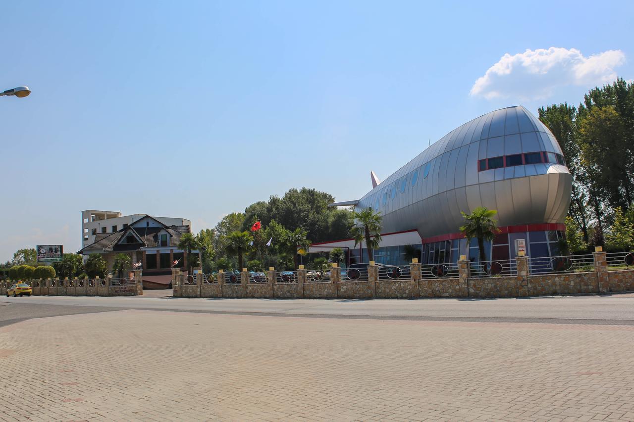 Hotel Vila Aeroport Rinas Exterior foto