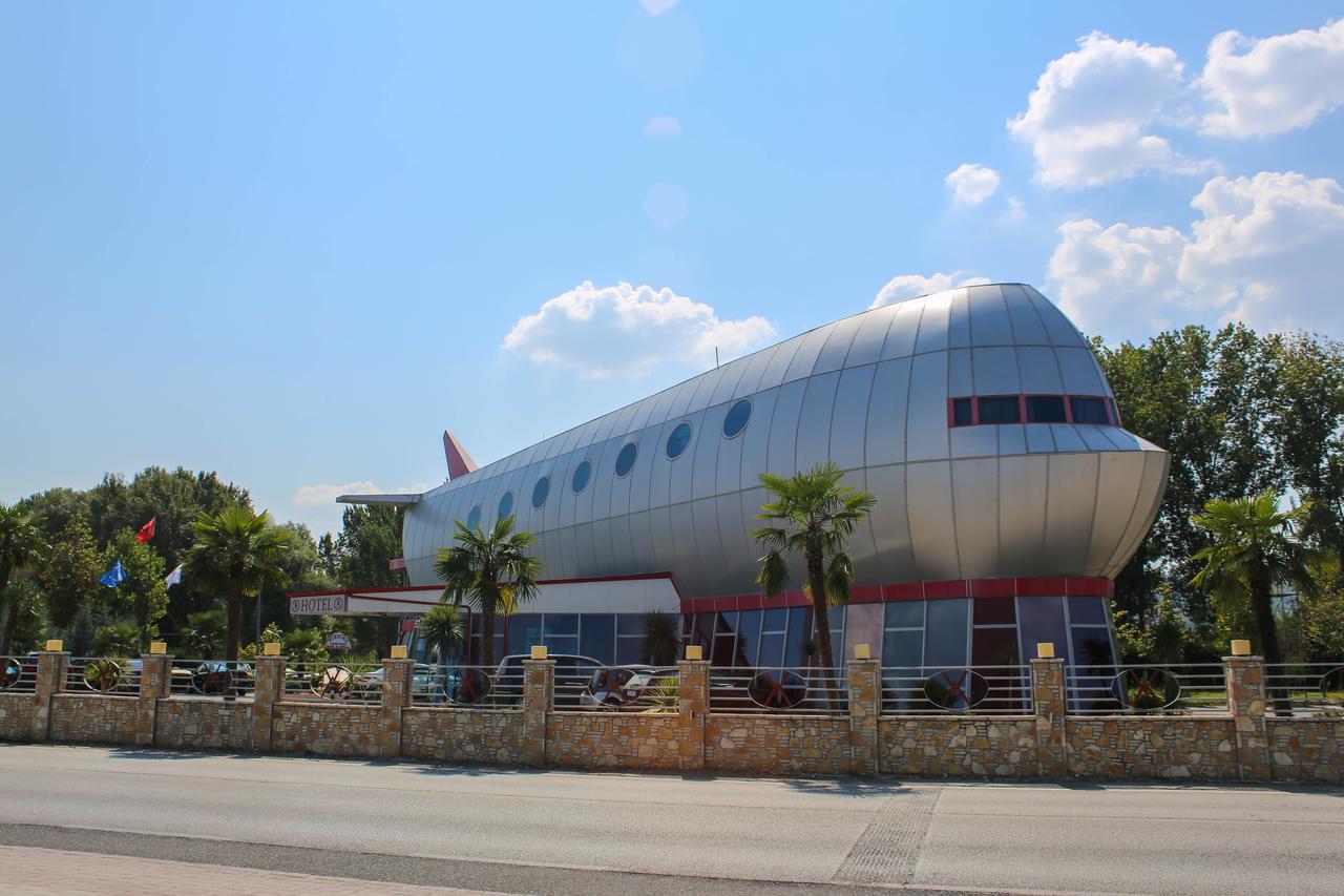Hotel Vila Aeroport Rinas Exterior foto